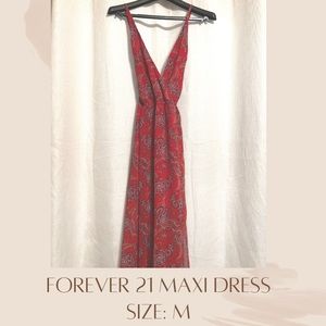 Gorgeous summer maxi dress ! The bottom has splits so it’s breathable and pretty